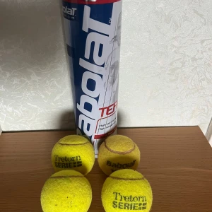 4st Tennisbollar + rör med lock - 4st använda tennisbollar från blandade märken som fungerar utmärkt. Rör med lock ingår till tennisbollarna. Kan hämtas i Vallentuna.