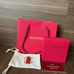 Örhängen  - Säljer snygga örhängen i färgen guld, skriv vid frågor 