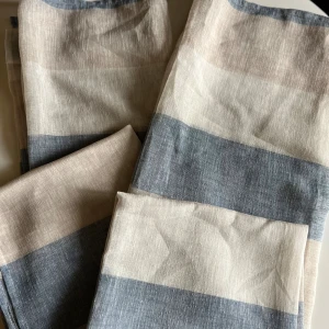 Randiga gardiner  - Randiga gardiner i blått, benvit och beige. 140cm bred och 220cm lång. 2 st