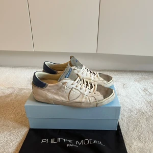 Philippe Model prsx - Säljer nu dessa riktigt snygga sneakers från Philippe Model. Nypris för dessa går för ungefär 3700. Dustbag och låda ingår. Hör av dig om frågor!