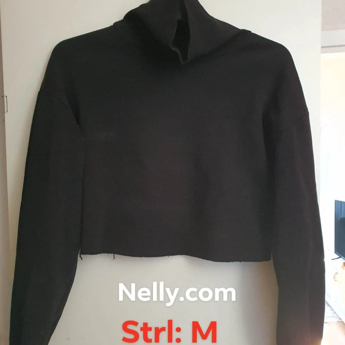 Svart croppad polotröja från Nelly strl: M