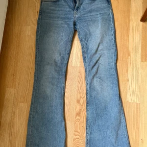 Blå bootcut jeans från lager 157 - Snygga ljusblå jeans från lager 157♥️ de är bootcut och rätt så lågmidjade, ungefär lite över höftbenen sitter de på mig. Perfekt längd för mig som är 167/168