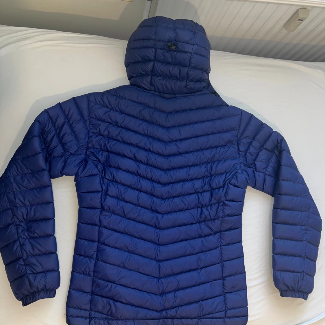 Blå Peak Performance dunjacka med huva - 4