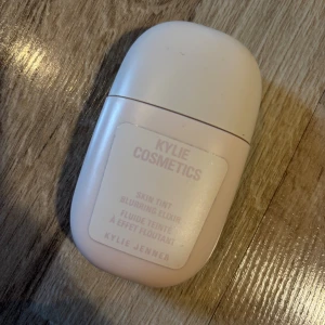 Kylie cosmetic skin tint - Använd 1 gång men insåg det var fel färg!