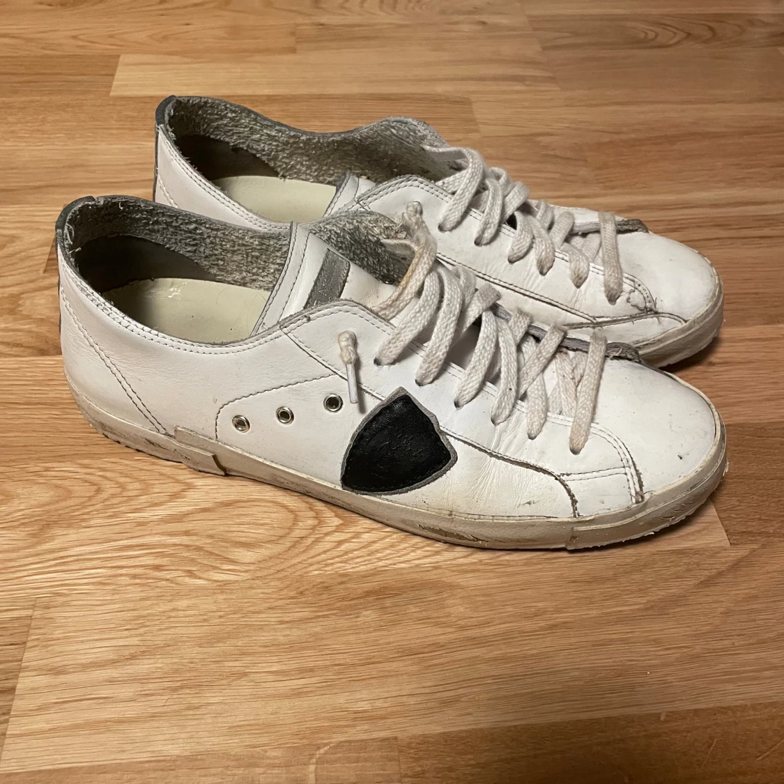 Vita Philippe Model sneakers med svart detalj - 1