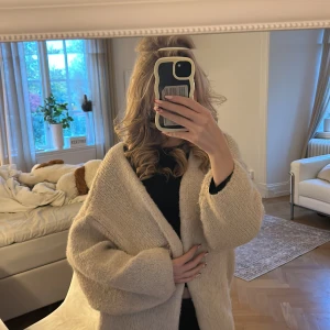 Beige stickad kofta  - Mysig kofta från Lindex i storlek XL/XXL passar mig som är xs men den blir lite oversised, nästan aldrig använd som ny. Hör av er vid frågor💗