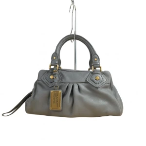 Marc by Marc Jacobs - Fin väska från Marc Jacobs i modellen Classic Q baby groove. Fint skick, axelrem medföljer. Egna bilder finns att få! OBS! Säljer åt en väninna, vänligen respektera priset🩰