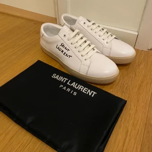 Saint Laurent skor (44) - Saint Laurent skor – storlek 44 👞✨                          Allt som syns på bilderna följer med.                        Inte säker på äktheten (därav pris) 💸                      Helt oanvända.                                                             Kolla min profil för fler färger och storlekar 🔥 Bara att skriva vid funderingar 📩