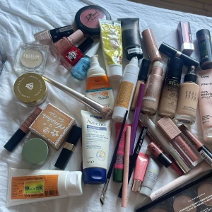 UTFÖRSÄLJNING SISTA DAGEN 12/10!! BILLIGT!!REA - Hej! Säljer ut allt mitt smink. Försäljningen avslutas 12/10 Alla produkter innehåller också mycket produkt och kommer inte ha tid att svara på enskild produkt vad de gäller mäng eller färg.  Därför har jag satt låga priser på allt! Foundations 35kr st, ögonskuggeplatter 60kr st, countourpalett 70kr, puder 50kr, puderrouge 30kr, läppstift / läppglans 40kr, krämproduk i tub oavsett produkt 40kr, nagellack 20kr ! Går att köpa flera produkter och samfrakta! Hör av er vid intresse då för tillgänglig