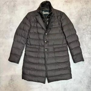 Brun dunrock från Herno - Otroligt fin jacka från märket herno som jag köpte förra vintern och som jag helt enkelt inte fått tillräckligt med användning av.  Storlek 48 (M/L)