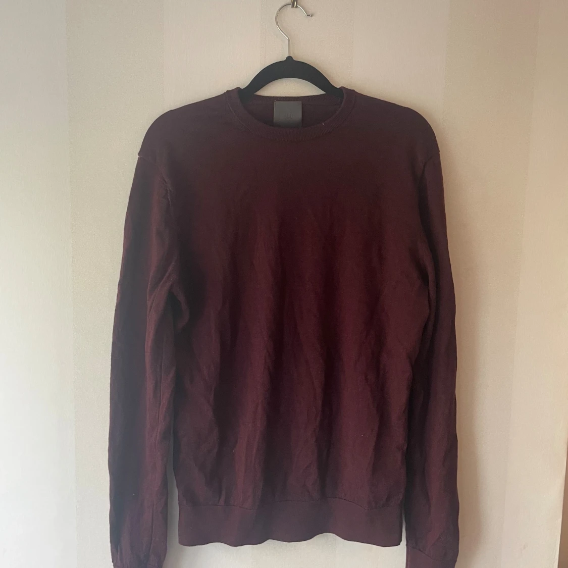 Vinröd merinoullströja från H&M