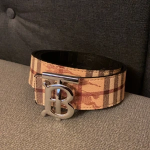 bälte – vändbart, två färger - Stilrent bälte som kan vändas – två olika färger i ett! Perfekt för dig som vill kunna variera din stil mellan en mer klassisk och en mer modern look. Äkta vara, i mycket fint skick och med högkvalitativt läder.  👔 Vändbart – två färger: Beige mönster och svart mönster 📏 Storlek: 115 cm/46  💸 Pris kan diskuteras 