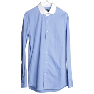 Hockerty Skjorta - Säljer denna sprillans nya hockerty skjortan i storlek M. Blå med vit krage.