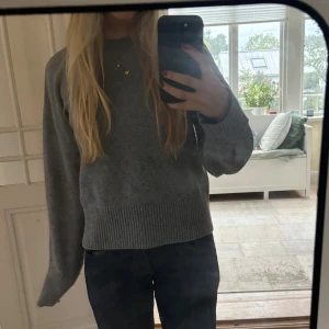 Grå stickad tröja från Other Stories - Mysig grå stickad tröja från Other Stories. Perfekt nu till hösten💓