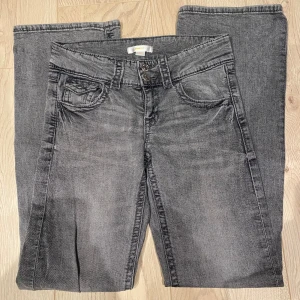 Gråa bootcut jeans - Gråa jeans från Ginatricot, inga skavanker eller tecken på andvändning🫶🏻