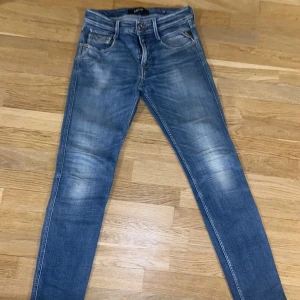 Blå jeans från Replay - Tja! Säljer dessa ljusblåa Replay Anbass jeans i storlek 28 i midjan och 32 i längd. Modellen är 170-180 cm lång och 60-65 kg och de sitter rätt bra på han men kan vara lite för långa i längden. Ni kan alltid kontakta mig om du skulle ha några frågor!