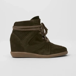 Pavement skor - Bruna skor från Pavement. De är använda några gånger men är fortfarande i toppenskick. De har någon liten fläck på snöret men det syns knappast.  Nypris 1699kr.  Kolla gärna in mina andra annonser, om du vill köpa flera varor så kan vi komma överens om ett bra paketpris😊Det finns just nu möjlighet till fri frakt under en mycket begränsad tid!