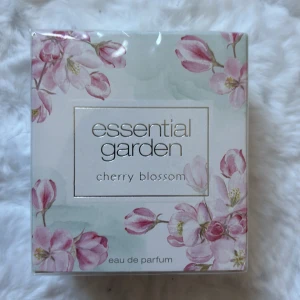 Parfym  - Parfymen luktar cherry blossom och är ifrån essential garden