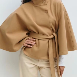 Beige poncho med bälte och knappar - Helt ny aldrig använd 