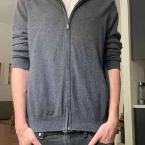 Mörkgrå kofta med dragkedja - Reserverad
