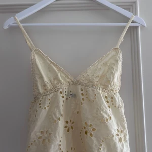 Gul topp från Gina - Säljer denna jättefina ljusgula topp från Gina! Knappt använd i storlek 34