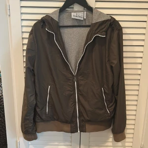 Woolrich windbreaker - Skitsnygg windbreaker från Woolrich, jackan är väldigt exklusiv och säljs inte längre. Jackan är i bra skick och har inga  som helst defekter😊👍🍁 Bara höra av sig vid fler frågor 📲📲‼️jackan är strlk XL jr vilket sitter som en M i herrstorlek, jag är 182 och den passar på mig 