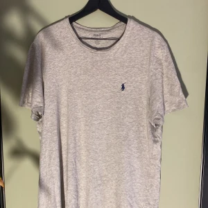 Grå T-shirt från Ralph lauren - Snygg och stilren, T-shirt inga defekter väldigt skön.