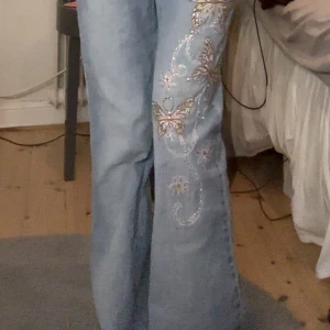 Y2K flare jeans - Säljer jätte vackra unika jeans. Ljusblåa men är osäker på hur man tolkar storleken så se bild💗 dom är för stora för mig men funkar om man använder tex bälte för en baggy look💕 