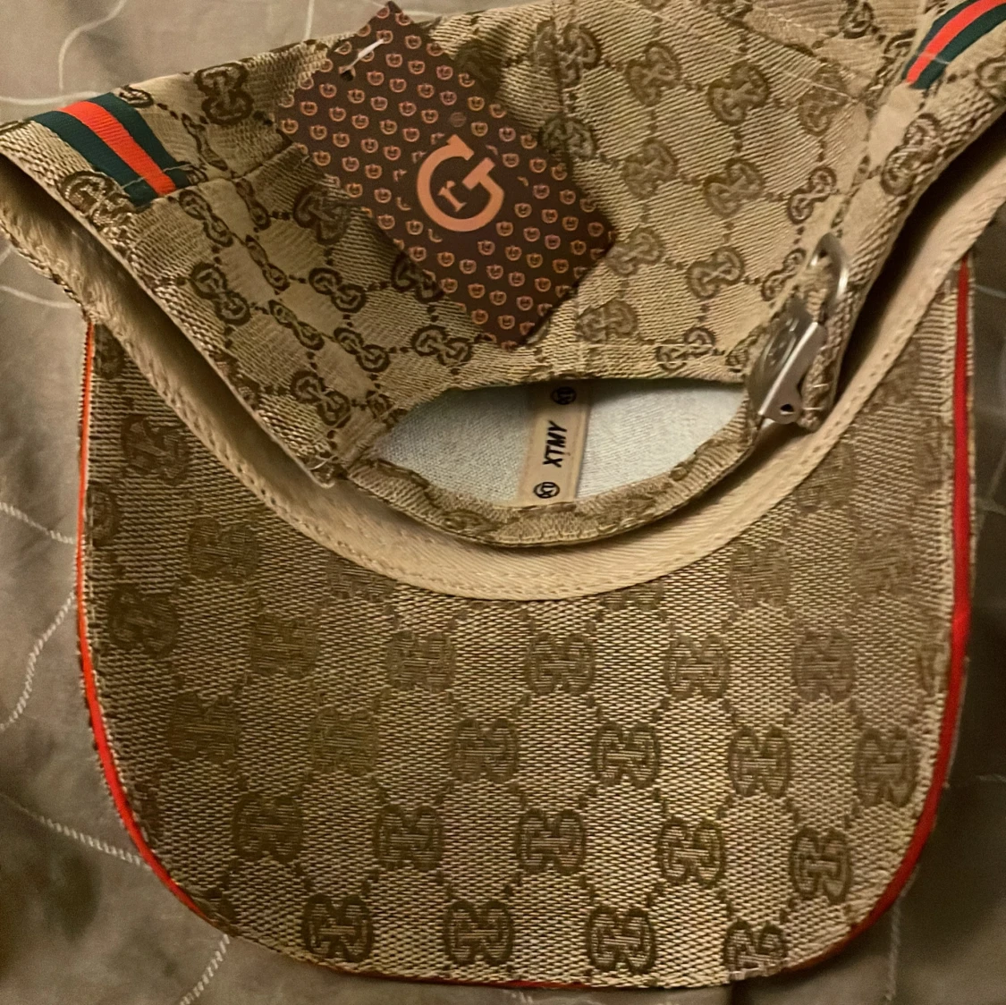 Beige keps med GG-mönster och ränder - 1