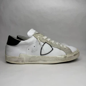 Philippe Model PRSX low  - varumärke: Philippe Model  Modell: PSRX  Storlek: 41  Skick: 9/10 (väldigt bra skick )  Nypris: 3700 SEK