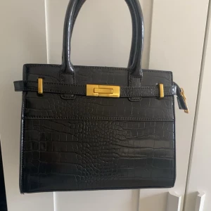 Handväska från Hina tricot  - Använd max 2 gånger, slutsåld överallt!!