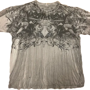 Grå t-shirt med tryck från Affliction - Säljer en grå t-shirt från Affliction med coolt tryck. T-shirten är i man storlek.