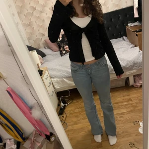 Svart knyt kofta - Säljer en långärmad svart tröja som man knyter där fram. Tunnt material som är väldigt skönt. Säljer pga låg användning.💗