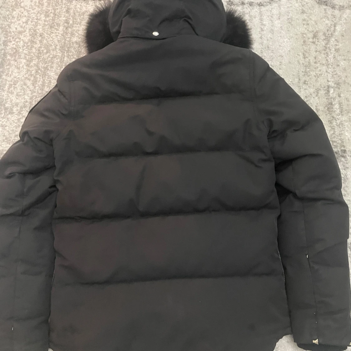 Svart dunjacka Moose Knuckles päls - 1