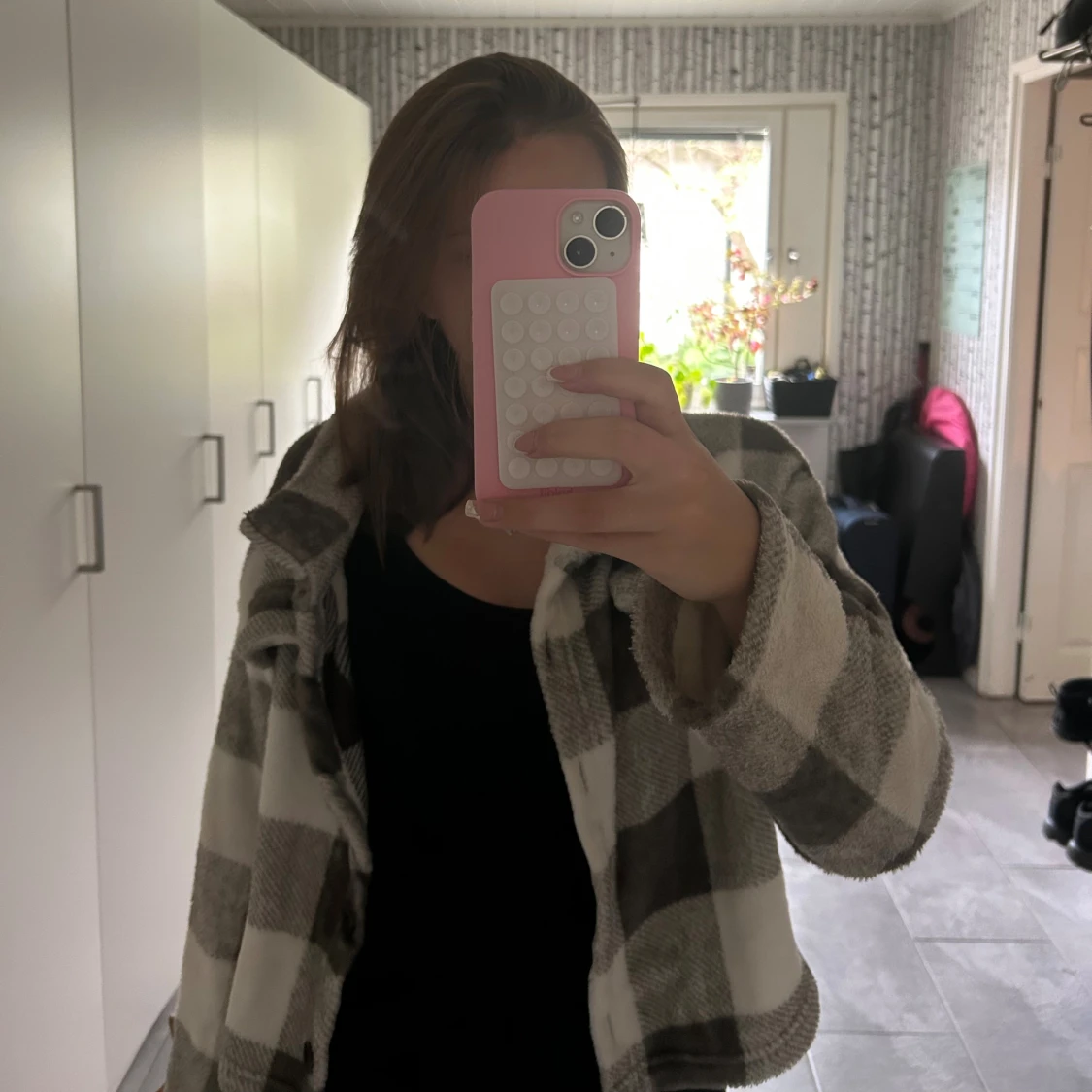 Rutig teddyjacka i grå och vitt