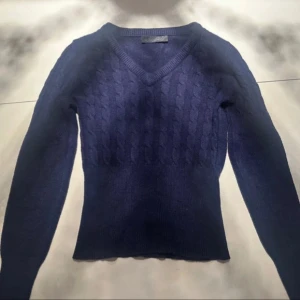 Cashmere tröja - Bara tesat sedan har jag inte fått användning av den, vilket är synd så därför säljer jag😚🫶🏼 skriv för frågor! <3