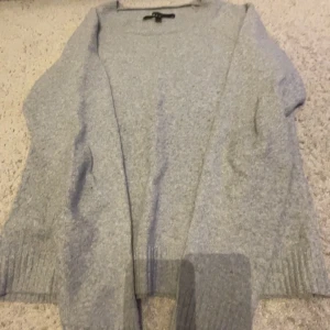 Ljusgrå kofta från Vero Moda XS - Mysig ljusgrå kofta från Vero Moda i storlek XS. Koftan är öppen framtill och har ribbade muddar vid ärmslut och nederkant. Perfekt att slänga på sig när det är lite kyligt ute. Lite nopprig på sista bilden.