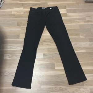 Svarta bootcut jeans från LTB, 28/34 - Svarta jeans från LTB Blue Addicted, modell Valerie. Snygg bootcut passform med klassisk femficksdesign och dragkedja. Jeansen är i stretchigt material som sitter skönt och har en stilren look som funkar till det mesta.