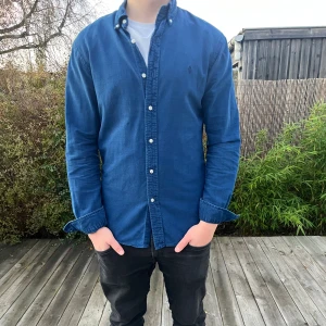 Blå Ralph Lauren skjorta! - Snygg blå Ralph Lauren skjorta. Den har inga defekter. Modellen är 174. Vida funderingar kontakta gärna!