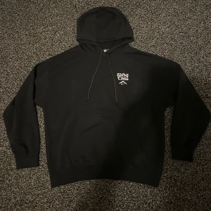 Nike trail hoodie - Säljer denna Nike trail hoodie eftersom att den ej passar. Skick 10/10 helt ny ej använd. Storlek XXL sitter mer som en XL. Pris går att diskutera 