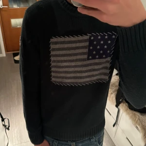 North sails USA sweatshirt - |Tja! En otroligt snygg North Sails USA tröja i stickat material❗️| Skick: 9/10 väldigt bra skick☑️.| Storlek: M, men sitter som S/XS, på gränsen till för liten för mig som är 189cm lång📏| Nypris: vet ej, väldigt sällsynt och eftertraktad iaf💵| Färg: mörkgrön, som på bilden💚| Fraktar spårbart via postnord eller instabox📦| Hör av er för mer information!| Allt gott👊