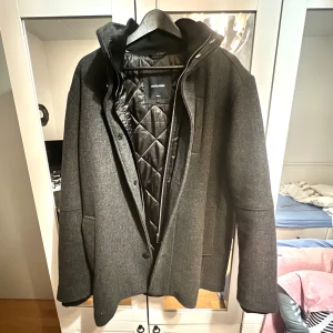 Vinterkappa  - Säljer denna Kappa ifrån Jack o Jones då den ej heller passar mig längre. I storlek L men skulle säga att den sitter mer mot en M, I riktigt fint skick och perfekt nu inför vintern. Köpt för 1595kr på Jack o Jones. Priset kan diskuteras vid en snabb affär😊
