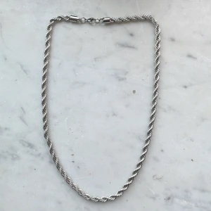 Cordell kedja silver  - 6 mm tjock, 55 cm långt, inga skador👍 Tillverkat i rostfritt stål och tål mycket, fråga på om du har funderingar. Pris kan diskuteras😊nypris ca 700 kr 