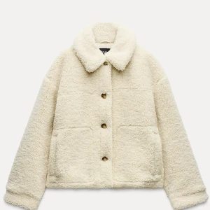 Krämvit teddyjacka Zara - Säljer min as snygga teddy jacka från Zara , alldrig använt den så den är som ny! Jättefin nu till hösten!💗