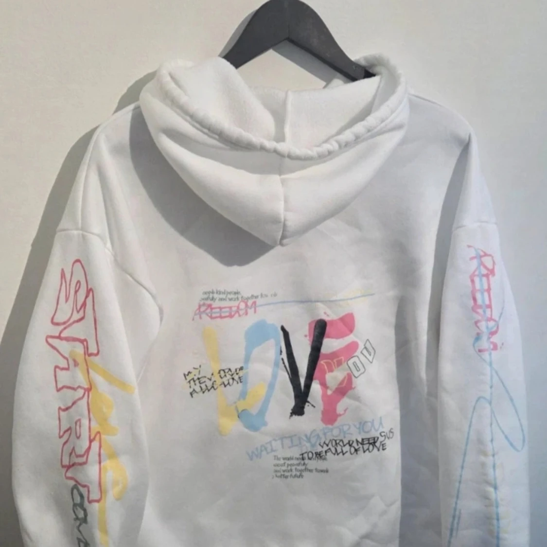 Vit hoodie med grafiskt graffiti tryck - 1