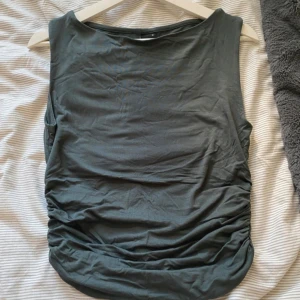 Linne - Lite mer grön i färgen än vad som syns på bilden. Använd fåtal gånger 