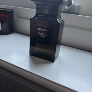 Tom Ford Tobacco Oud 100ml - Säljer av min samling. Köp för väldigt länge sedan använd max 10 gånger. Priset går inte att pruta för mycket eftersom de redan är extremt bra pris 