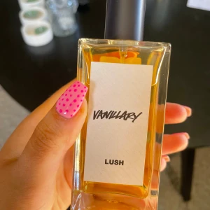 Lush Vanillary Perfume 100ml - Vegansk parfym från Lush med ekologisk alkohol, vanilj-absolut, jasmin-absolut och tonka-absolut. Tillverkad i England. Flaskan rymmer 100 ml. Cruelty free och handblandad med eteriska oljor.