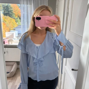 Sör blå blus - Super söt blus som inte kommer till användning! Saknar mitten knappen ( se sista bilden ) men inget som syns i övrigt 💕