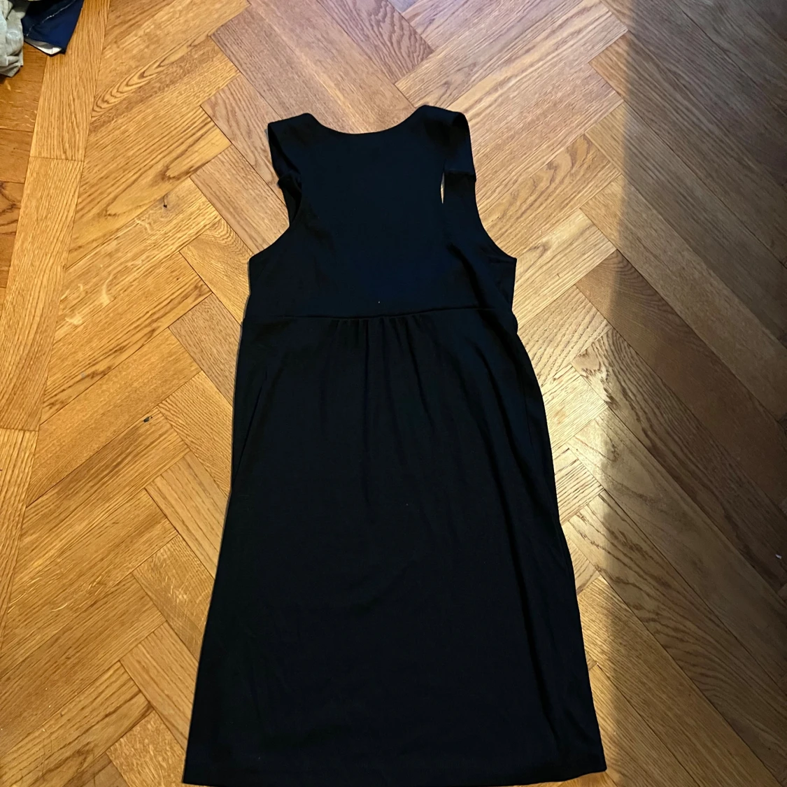 Svart ärmlös kortklänning med knytdetalj - 1